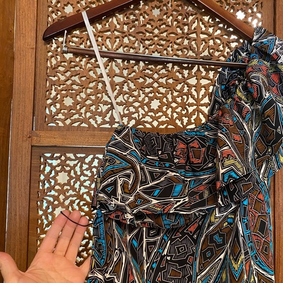 🚺 Alice & Trixie 100% silk one-shoulder ruffle top - Picture 5 of 5